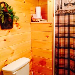 Mountain View Cabin Rentals - Bathroom in the one room cabin option