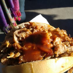 Buenos Aires Market - Sándwich de cerdo ahumado con salsa BBQ de Logia.