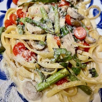 Sauce & Bread Eatery - Special- chicken, asparagus, tomatoes mushrooms and basil in a garlic cream sauce ! Amazing - Italian Near Me - Kalispell, Montana