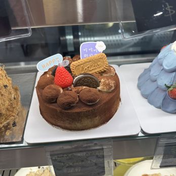 Gâteau Brise - a variety of cakes on display - Bakeries Near Me - Brossard, Quebec