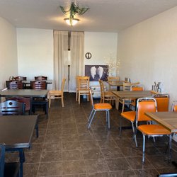 Siri's Thai Cuisine - No one is here, so why is it taking my one order over  45 minutes to prepare?