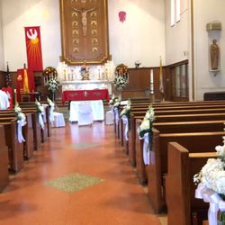 Classic Weddings - Church pew flowers