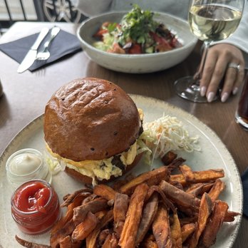 Asllani's Corner - Burgers Near Me - Interlaken, BE