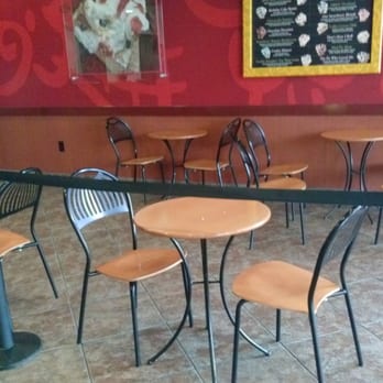 Cold Stone Creamery - Sitting area - Ice Cream & Frozen Yogurt Near Me - Pearland, Texas