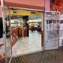 Hot Hot Cajun Juicy Seafood - Seating. There are also lots of booths along the wall (8/11/2023)