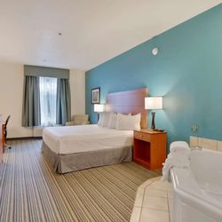 Best Western Liberty Inn DuPont - King Whirlpool