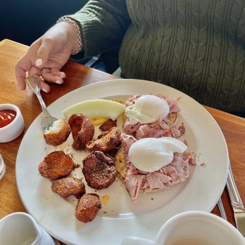 Cooks Tavern - EGGS BENEDICT - New American Near Me - Tacoma, Washington