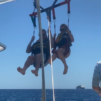 X-Treme Parasail - Coming back to the boat - easy landing - Parasailing Near Me - Honolulu, Hawaii X-Treme Parasail - Coming back to the boat - easy landing - Parasailing Near Me - Honolulu, Hawaii