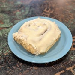 Ginny's & Jane E's Bakery Cafe - Cinnamon roll (bigger than the pic shows!)