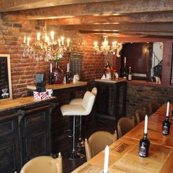 The Oak's Bar - Bar im 1. OG mit freiliegendem Dachgebälk und historischem Mauerwerk