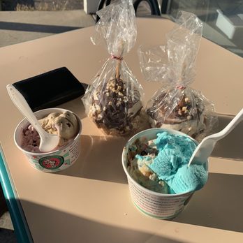 Kernel Popcorn's Factory - Ice cream and candy apples - Popcorn Shops Near Me - Wisconsin Dells, Wisconsin