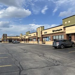 Merle Norman Cosmetics - Lots of parking