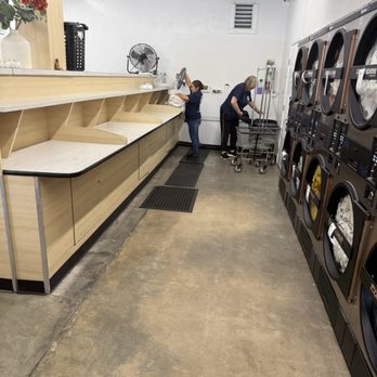 Clean Tide Laundromat - Folding area - Laundromat Near Me - Los Angeles, California