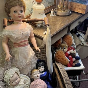 Main Street Classics - Antique vendor at Main Street Classics - Antiques Near Me - Stephens City, Virginia Main Street Classics - Antique vendor at Main Street Classics - Antiques Near Me - Stephens City, Virginia