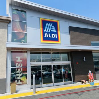 ALDI - Outside of the store - Grocery Near Me - Burbank, California