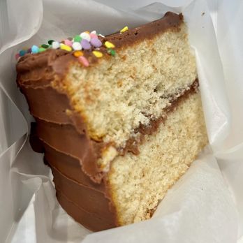 Magnolia Bakery - Vanilla Cake Slice w/ Chocolate Buttercream* - Bakeries Near Me - Chicago, Illinois Magnolia Bakery - Vanilla Cake Slice w/ Chocolate Buttercream* - Bakeries Near Me - Chicago, Illinois