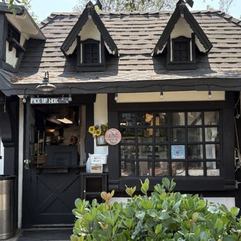 The Well Cafe - Alpine Coffee Roasters - Side of building, lots of quaint shaded seating. - Coffee Roasteries Near Me - Alpine, California