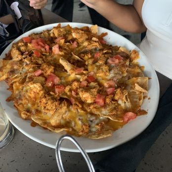 Yard House - Chicken Nachos with tomato  beans - New American Near Me - Orlando, Florida