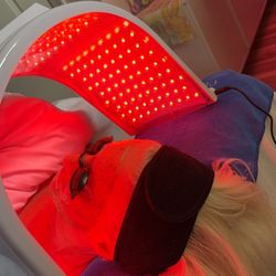 Cloud 9 Aesthetics - Red LED light therapy to stimulate collagen
