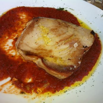 El Ambigú - Centro de atún de almadraba sobre salsa de tomate a la albahaca. Un placer!!! - Spanish Near Me - Seville, SE
