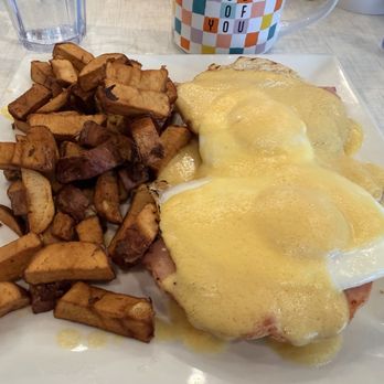 Anna's House - Ann Arbor - Eggs Benedict with diced potatoes - Breakfast & Brunch Near Me - Ann Arbor, Michigan