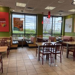 Popeyes Louisiana Kitchen - Dining room
