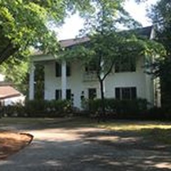 Lincoln Contracting - a driveway leading to a large white house - Roofing Near Me - Louisville, Colorado Lincoln Contracting - a driveway leading to a large white house - Roofing Near Me - Louisville, Colorado