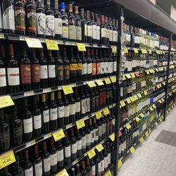 Super One Liquor - Wine selection is large