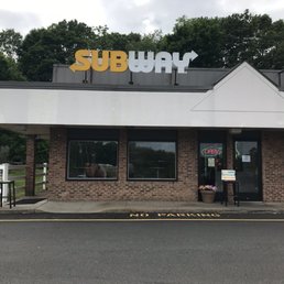 the front of a subway restaurant