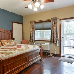Quail Cove Resort - Our spacious Deluxe Cabins are beautifully decorated and just the right fit for your vacation.