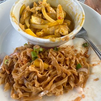 Burma Superstar - Mango chicken with garlic noodles - Burmese Near Me - Alameda, California