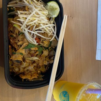 Poompui Thai Food - Pad Kee Mao + mango smoothie - Thai Near Me - Portland, Oregon Poompui Thai Food - Pad Kee Mao + mango smoothie - Thai Near Me - Portland, Oregon