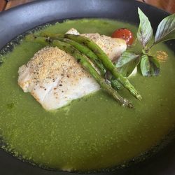 Finisterre Bacalar - Sea bass with cream of asparagus