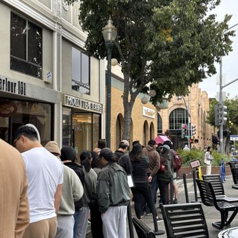 Molly Tea - Line at opening on a Saturday morning - Bubble Tea Near Me - San Mateo, California Molly Tea - Line at opening on a Saturday morning - Bubble Tea Near Me - San Mateo, California