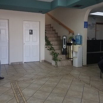 Dr. Roberto Flores - Recepcion waiting room with restrooms. Very clean. - Dermatologists Near Me - Los Algodones, BCN