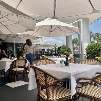 Hudson House - Patio - Cocktail Bars Near Me - Houston, Texas