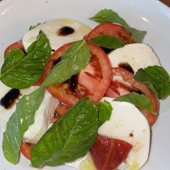 Luna Pasta e Dolci Take-Away - Caprese Salad 7/10: really good just lacked seasoning but presentation was beautiful and the ingredients were fresh - Pasta Shops Near Me - Miami, Florida