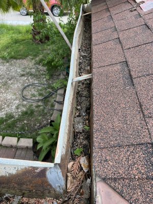 Gutter Cleaning - Here a customer called us out for a gutter clean! We cleaned all the dirt and debris out and washed it all down and ensured customer satisfaction! Call and book your appointment now! Gutter Cleaning - Here a customer called us out for a gutter clean! We cleaned all the dirt and debris out and washed it all down and ensured customer satisfaction! Call and book your appointment now!