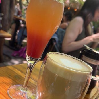 Tower Cafe - La Frida Mimosa & latte - Breakfast & Brunch Near Me - Sacramento, California