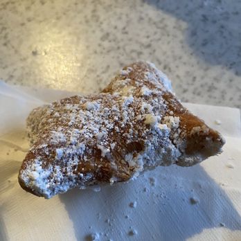 Cafe Du Monde - Cafes Near Me - New Orleans, Louisiana