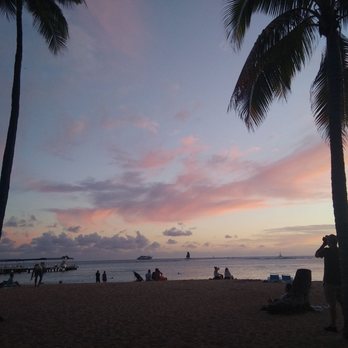 Waikiki Beach - Life is about catching a sunset on the beach every night - Beaches Near Me Waikiki Beach - Life is about catching a sunset on the beach every night - Beaches Near Me