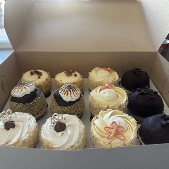 Isabella's Cupcakes & More - 1 Dozen Cupcakes - Cupcakes Near Me - Riverside, California Isabella's Cupcakes & More - 1 Dozen Cupcakes - Cupcakes Near Me - Riverside, California