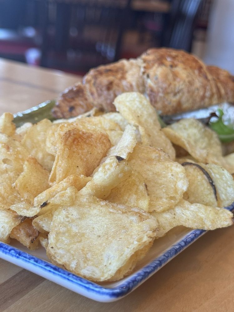 Ellie's Restaurant & Bakery