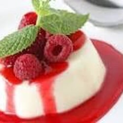 Trattoria Crudo - Pannacotta mit heissen Himbeeren