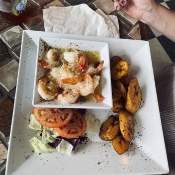El Makito - Garlic shrimp and fried amarillos - Seafood Near Me - Naguabo, Puerto Rico