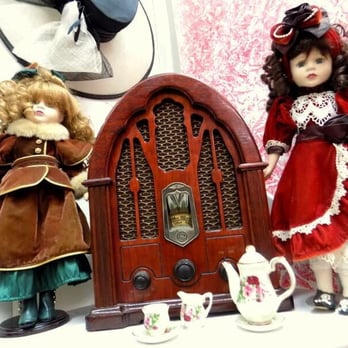 Tea at 1024 - Dolls on display - Tea Rooms Near Me - Honolulu, Hawaii