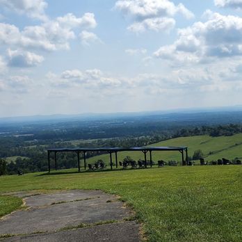 Bluemont Vineyard - Vinyard view - Venues & Event Spaces Near Me - Bluemont, Virginia Bluemont Vineyard - Vinyard view - Venues & Event Spaces Near Me - Bluemont, Virginia
