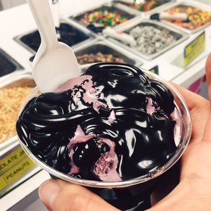 Photo of Yum Yums Ice Cream - Sea Isle City, NJ, United States. Black raspberry blast with hot fudge