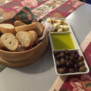 Tapabento - The bread and olives and cheese. - Portuguese Near Me - Porto, 13 Tapabento - The bread and olives and cheese. - Portuguese Near Me - Porto, 13