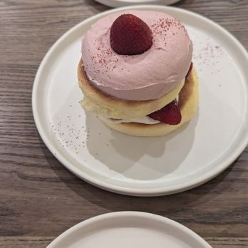 Flipper's - Strawberry souffle pancakes - Pancakes Near Me - Toronto, Ontario